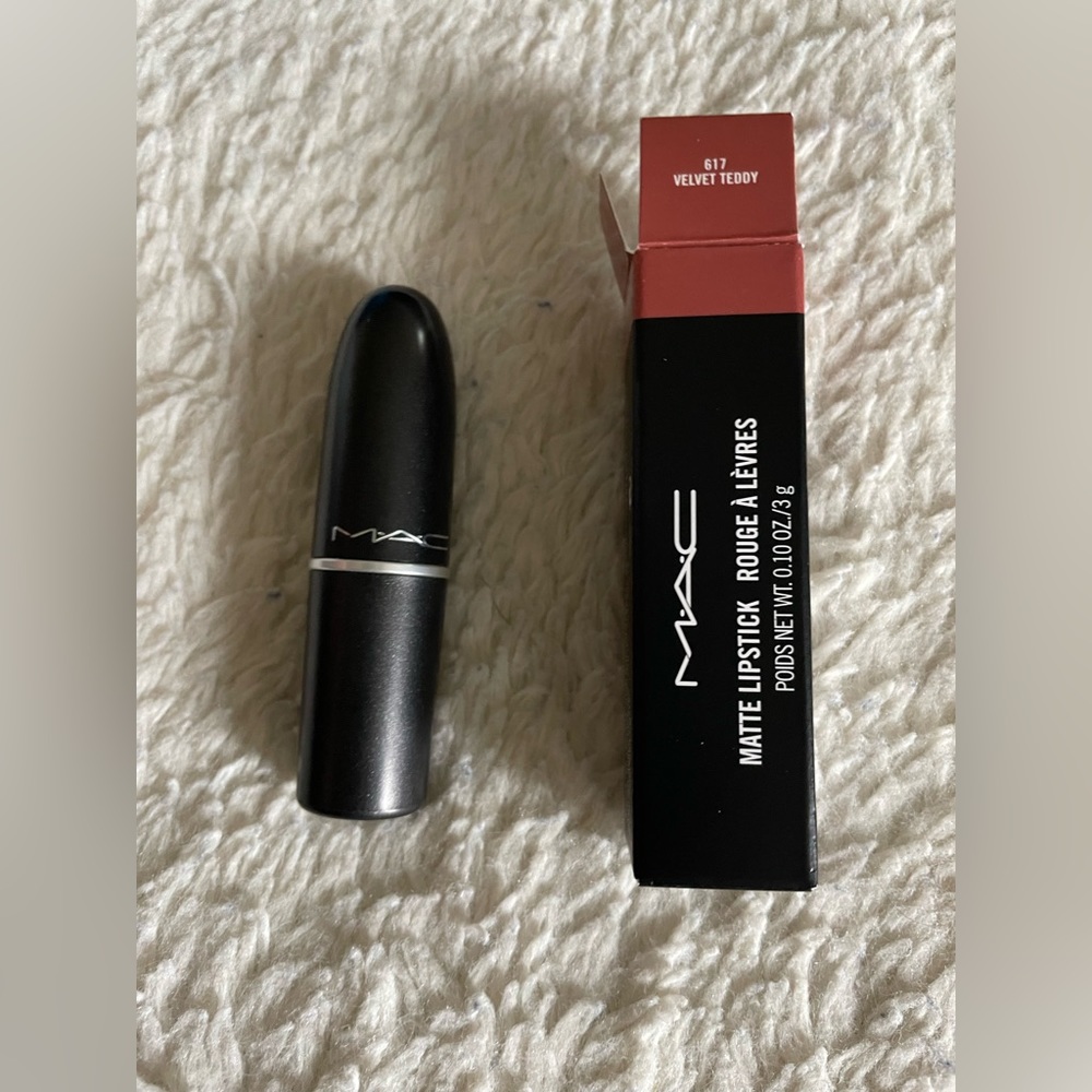 MAC - Matte Lipstick- Velvet Teddy 617.